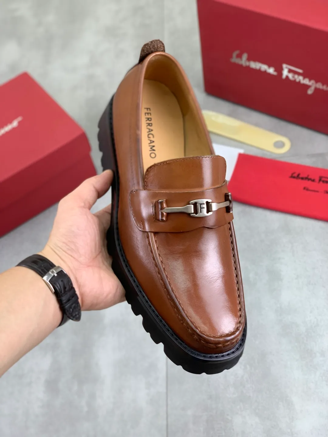 Men's Men's Shoes 💰P480💰[New Style] Water-dyed Niuli 🆘[Salvatore Ferragamo] Ferragamo's latest casual business leather shoes for men! Listed simultaneously! The fabric is made of specially imported original calfskin, and the interior is made of imported water-dyed cowhide. It is absolutely luxurious and leads the fashion trend. Matching code: 38-44 (45 and 46 can be customized) Multiple colors available